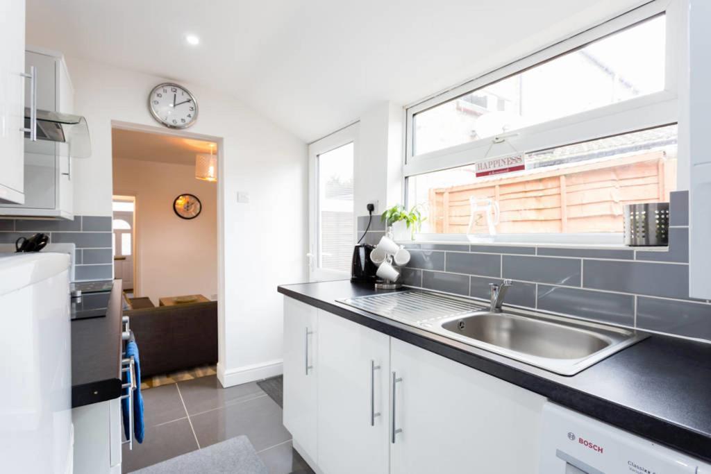 Ashton House - Stylish 2 Bedroom House, Close To Luton Town Center & Airport Zewnętrze zdjęcie
