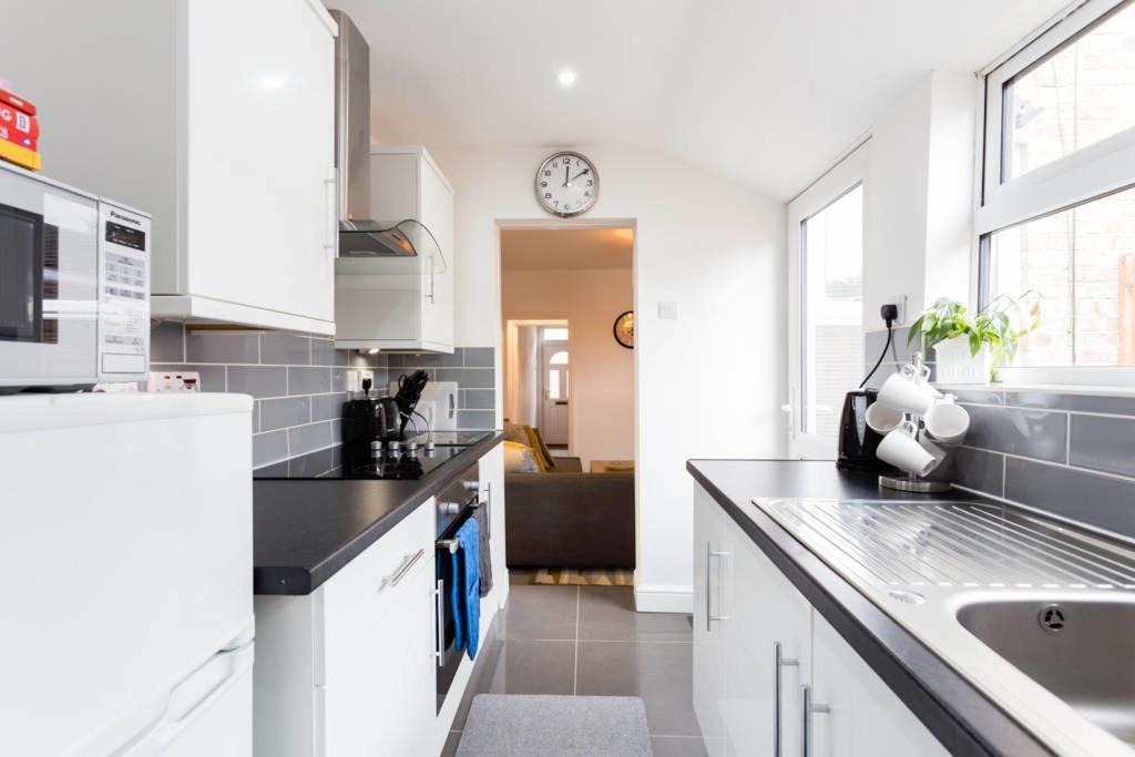 Ashton House - Stylish 2 Bedroom House, Close To Luton Town Center & Airport Zewnętrze zdjęcie